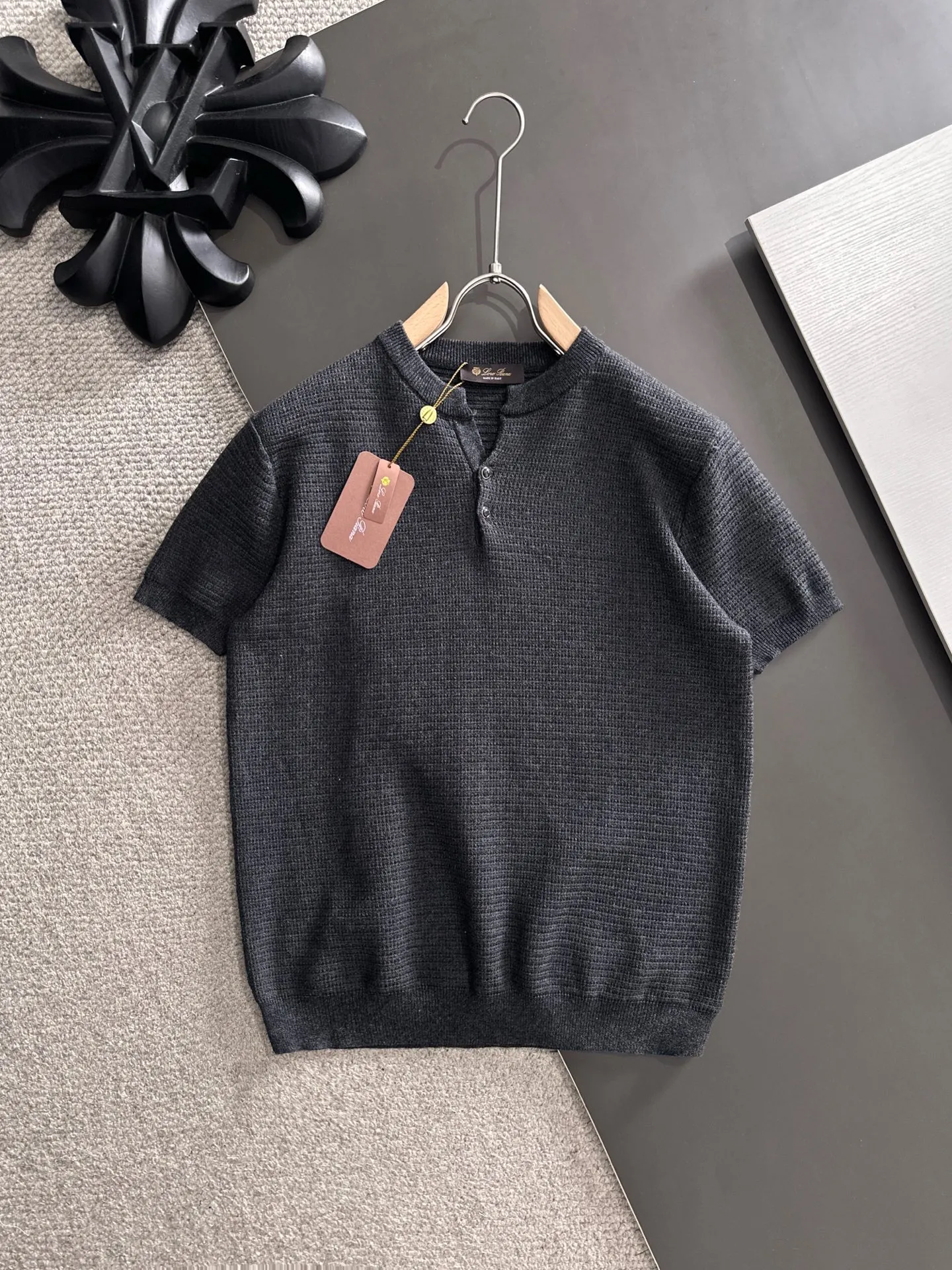 Next day shipment LP high quality Loro Piana 26ss New Arrival men's short-sleeved T-shirt Made of combed cotton yarn knitted cotton fabric, no pressure when entering and exiting the counter Exclusive control of raw materials It feels substantial when weighed, and the upper body is more textured than ordinary T-shirts. This texture can cope with the weather easily and is suitable for both hot and cold! Loose fit design, looks noble. The only correct version is available Size: M to XXXL